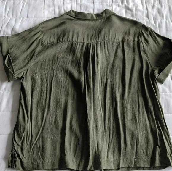 2 blouses Banana Republic and Unqilo excellent condition - Picture 3 of 9